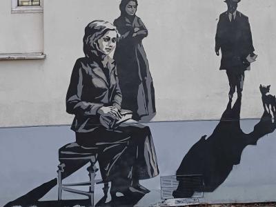 Elegant figures in black and white — Street art in Vilnius