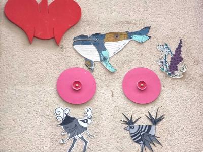 Composition de stickers - cœur, baleine et oiseaux — Street art à Clermont-Ferrand