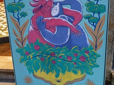 Étreinte dans la nature — Street art à Porto