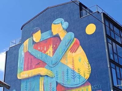 Étreinte colorée de Pedro — Street art de Pedro à Saint-Herblain