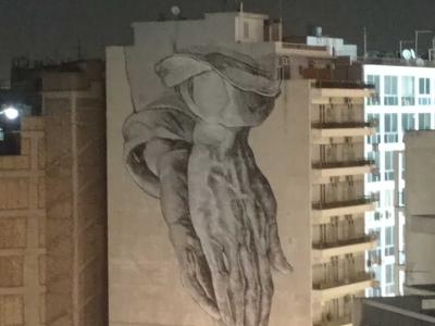 Monumental Praying Hands Athens — Street art in Athina