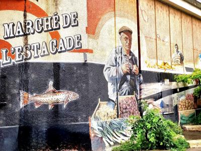 Marché de l'Estacade — vendeur et poisson — Street art à Grenoble
