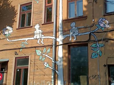 Enfants assis sur branches fleuries — Street art de Ingrīda Pičukāne à Rīga