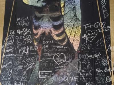 Enfant aux ailes irisées, œuvre hommage — Street art à Berlin