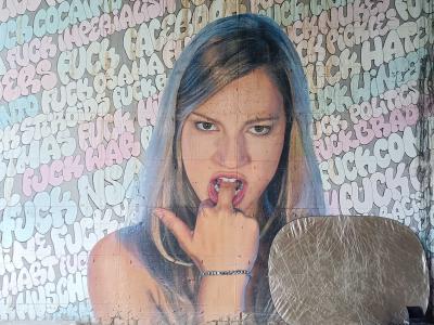 Portrait devant un mur de FUCK — Street art de Nick Flatt, Paul Punk à Berlin