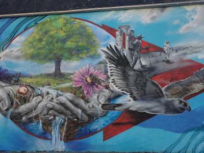 La main, l'arbre et le faucon — Street art à Pré-en-Pail-Saint-Samson