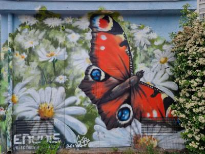 Papillon paon sur marguerites — Street art à Clermont-Ferrand