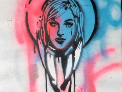Visage au pochoir rose et bleu — Street art à Grenoble