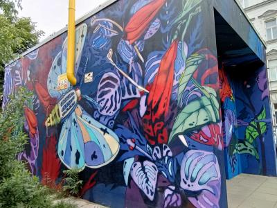 Coléoptère géant sur fresque botanique bleue — Street art à Prague