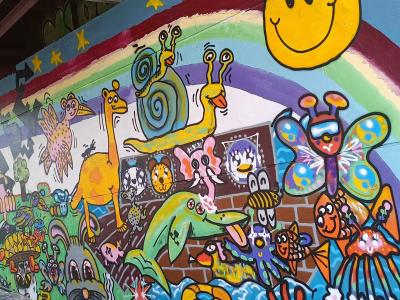Composition murale communautaire colorée — Street art à Nantes