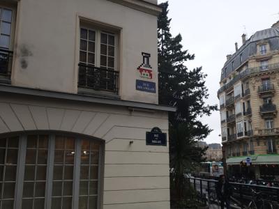 L'envahisseur en tampon encreur — Street art à Paris