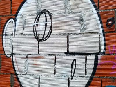 Visage blanc sur briques rouges — Street art à Porto