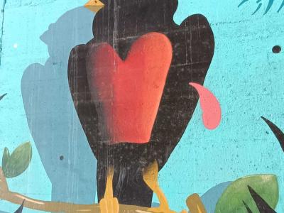 Oiseau au cœur rouge sur branche — Street art à Madrid
