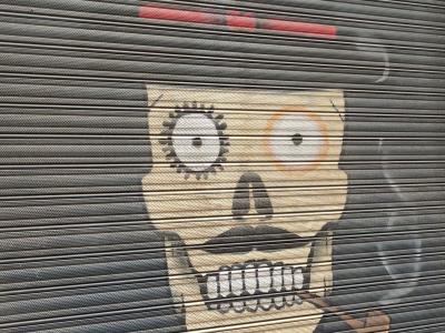 Crâne élégant au chapeau et pipe — Street art à Madrid