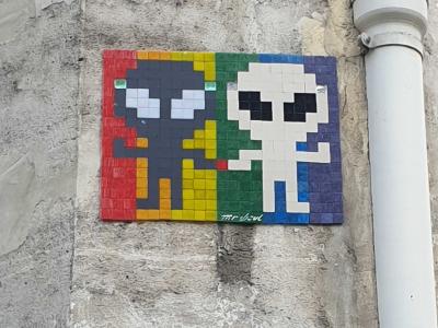 Two Aliens Shaking Hands — Street art by Mr Djoul in Paris