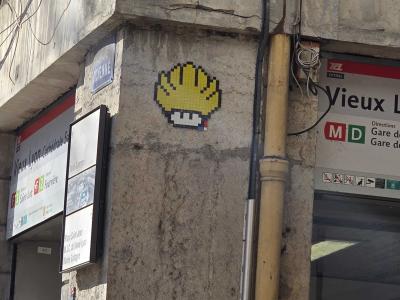 Mosaique champignon dore par Mr Djoul — Street art à Lyon