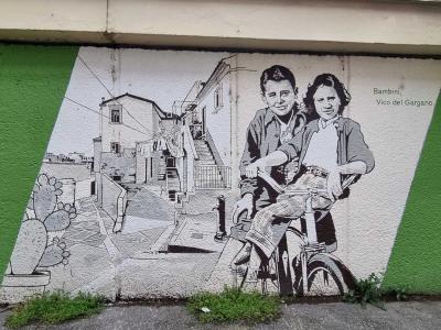 Children on a Bike in Vico del Gargano — Street art in Grenoble
