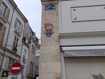 Rue Jeanne d'Arc - Invader pixel — Street art à Orléans