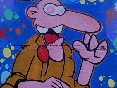 Personnage Rose Joyeux Coloré — Street art à Berlin