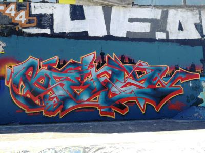 Wildstyle bleu rouge skyline — Street art à Nantes