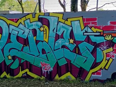 Lettrage turquoise et soldat cartoon — Street art à Nantes