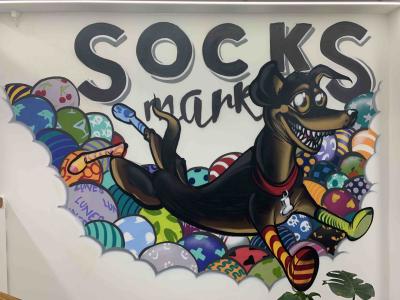 Cartoon Dog Socks Market Madrid — Street art in Madrid