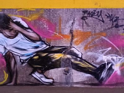 Skateur en action sur fond coloré — Street art à Paris