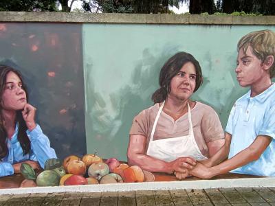 Scène familiale réaliste par Ruído — Street art de RUÍDO à Porto