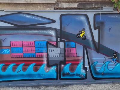 Porte-conteneurs et riders dans le port — Street art à Strasbourg