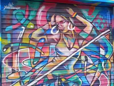 Femme dynamique par Youth One — Street art de Youth One à Porto