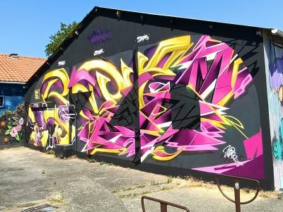 Bright yellow-pink wildstyle — Street art in Nantes