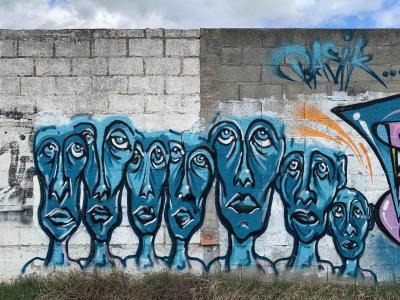 Têtes Allongées en Bleu à Colmar — Street art à Colmar
