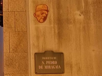 Petit sticker visage à Miragaia — Street art à Porto