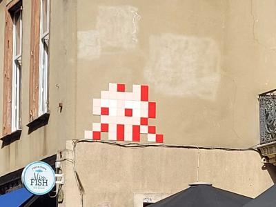 Invader TLS_05, Red and White Checkered Alien — Street art by Invader in Toulouse