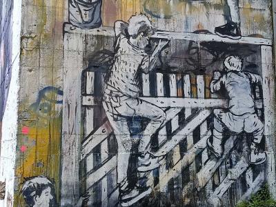 Enfants escaladant l'espoir, Berlin — Street art à Berlin