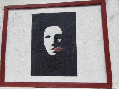 Masque blanc aux levres rouges — Street art à Limoges