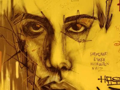 Visage expressif sur mur jaune — Street art à Porto