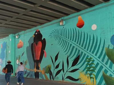 Grande fresque tropicale sous pont à Madrid — Street art à Madrid