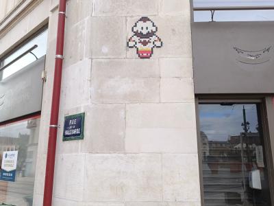 Rue de la Hallebarde - Personnage pixel — Street art à Orléans