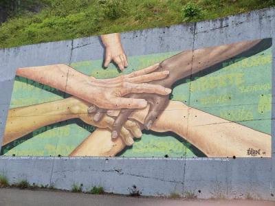 Graffiti mains unies symbole solidarité — Street art de Etien à Bernin