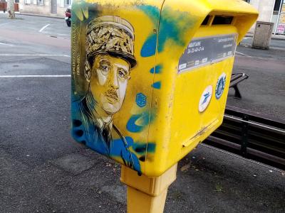 General's Portrait on Yellow Parking Meter — Street art by C215 in Castillon-la-Bataille
