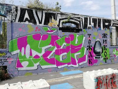 Graffiti géométrique rose et vert — Street art à Nantes