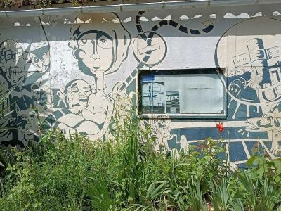 Faces and Wheel in Black Line — Street art in Rezé