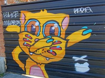Chat orange expressif sur fond noir — Street art à Madrid