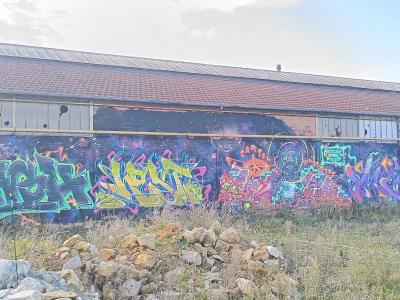 Mur de hangar entièrement peint — Street art à Rennes