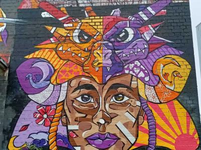 Visage partagé en deux moitiés — Street art de Seboh à Berlin