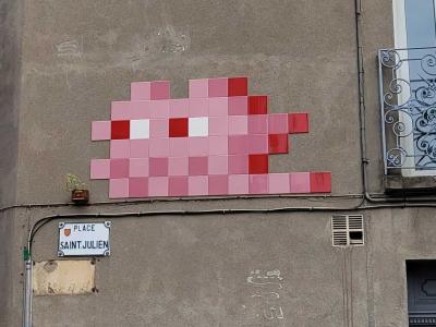 Invader TLS_03, alien rose a Toulouse — Street art de Invader à Toulouse