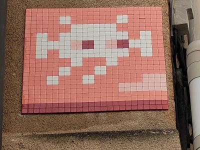 Invader TLS_04, alien rose sur pierre — Street art de Invader à Toulouse