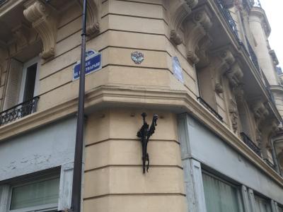 La sculpture noire de l'angle — Street art à Paris