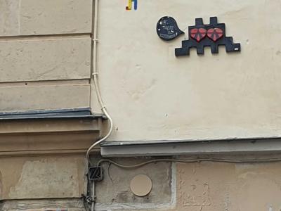 Le visage aux deux cœurs rouges — Street art de A2, Mr Djoul à Paris